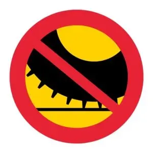 skylt som visar att vinterdäck är förbjudna